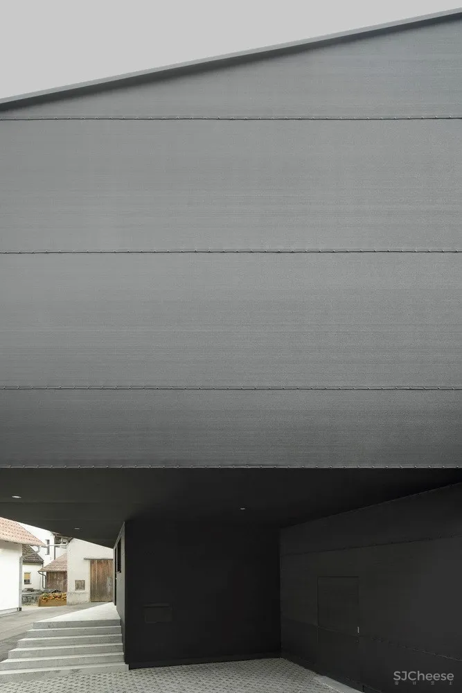 Haus D,顺时针旋转的黑色住宅 / Yonder – Architektur und Design