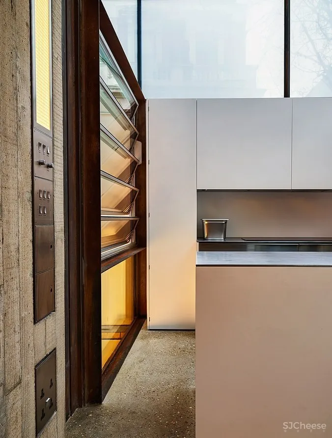 车库爆改成两房两卫丨水磨石和混凝土真的很配