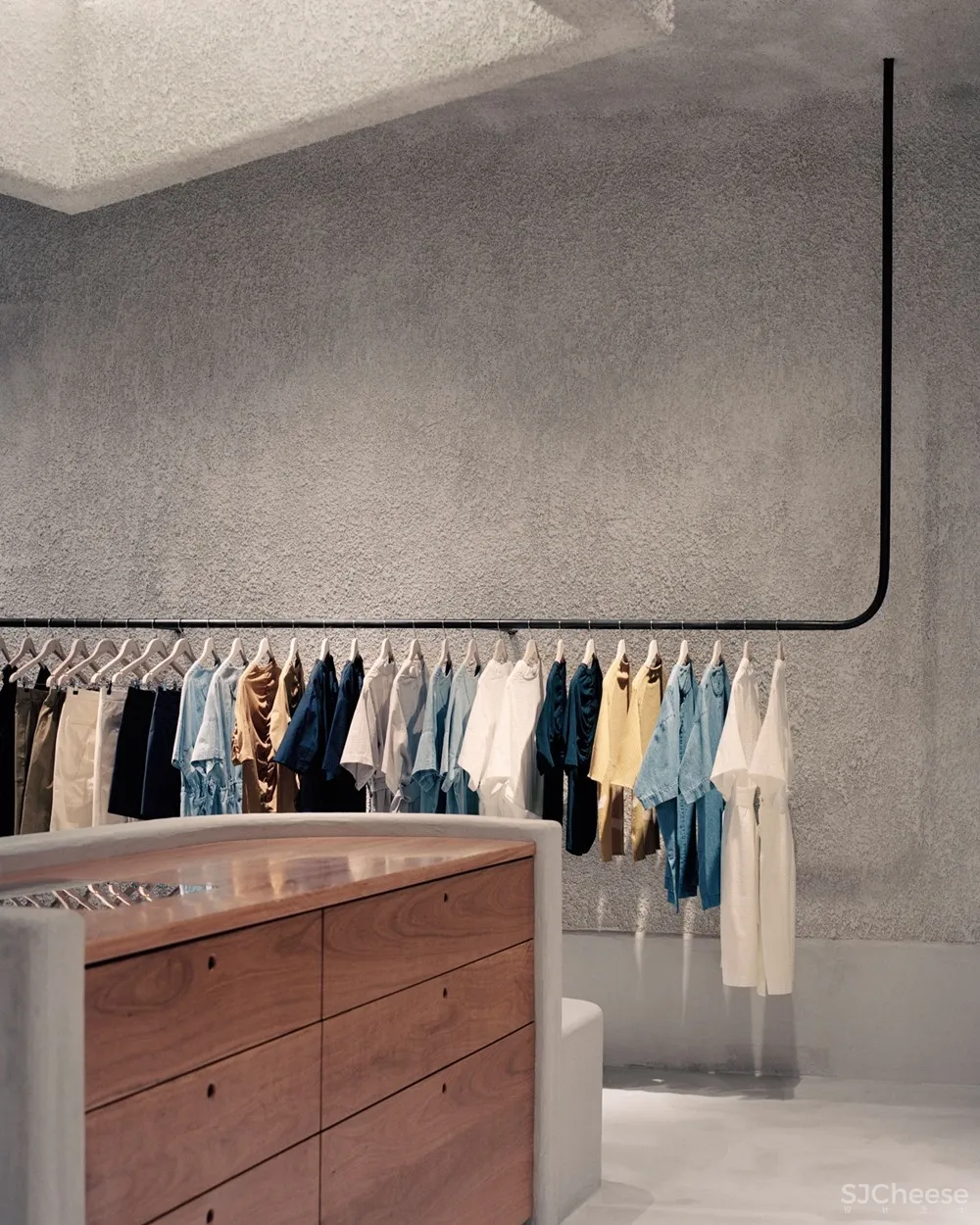 不走寻常路！这家服装店用粗糙混凝土打造高级文艺范 Studio Goss