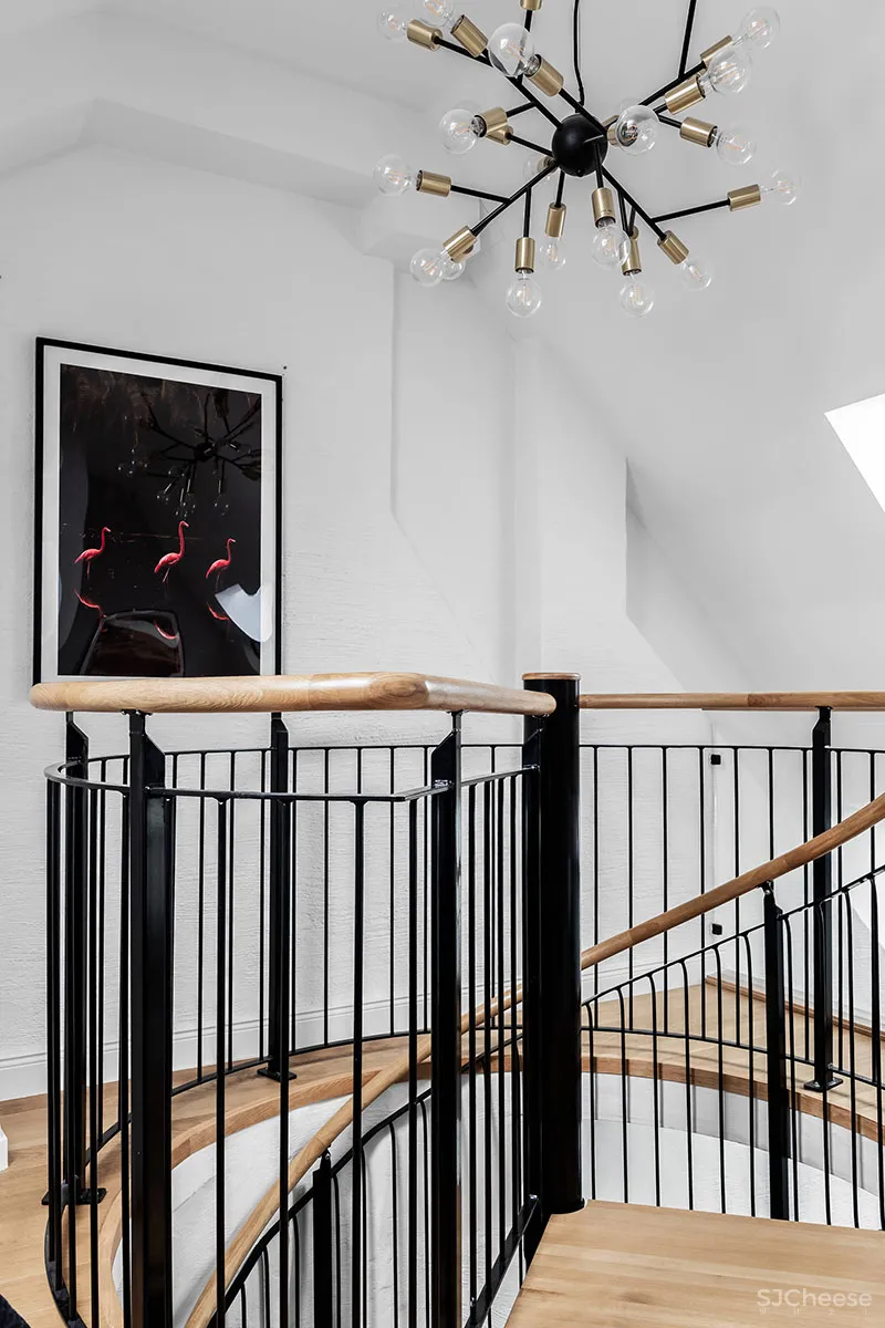 蓝色沙发和螺旋楼梯：斯德哥尔摩61㎡双层公寓