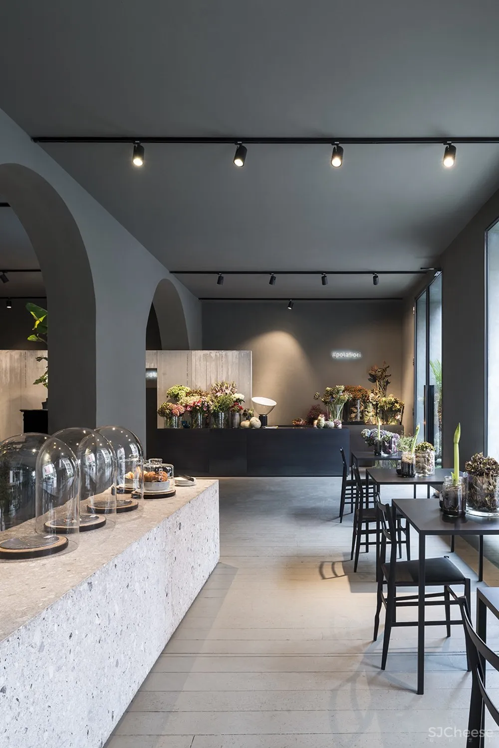 吃饭、喝酒还能听音乐,这家极简风花店难怪这么火! Storage Associati