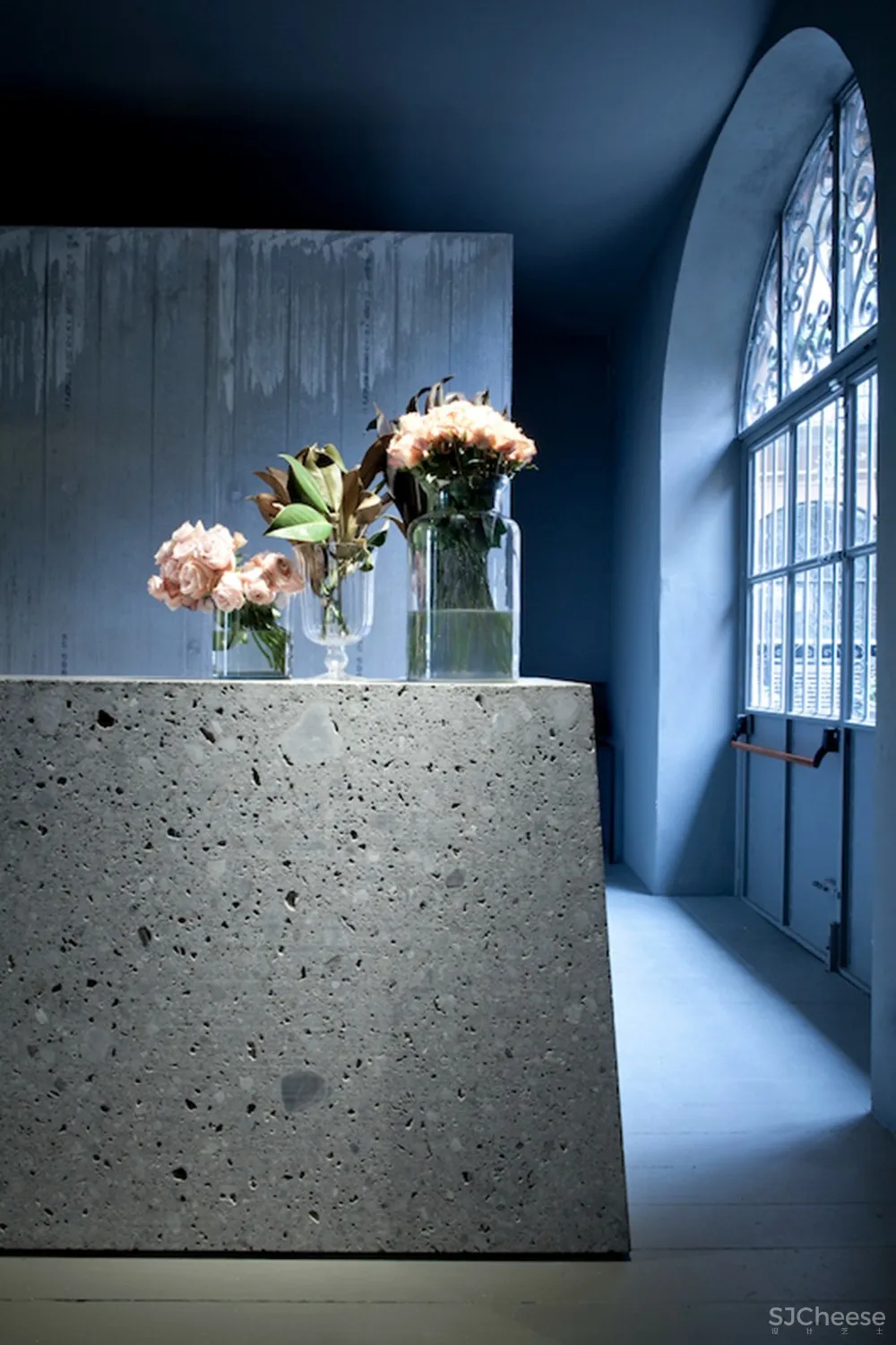 吃饭、喝酒还能听音乐,这家极简风花店难怪这么火! Storage Associati