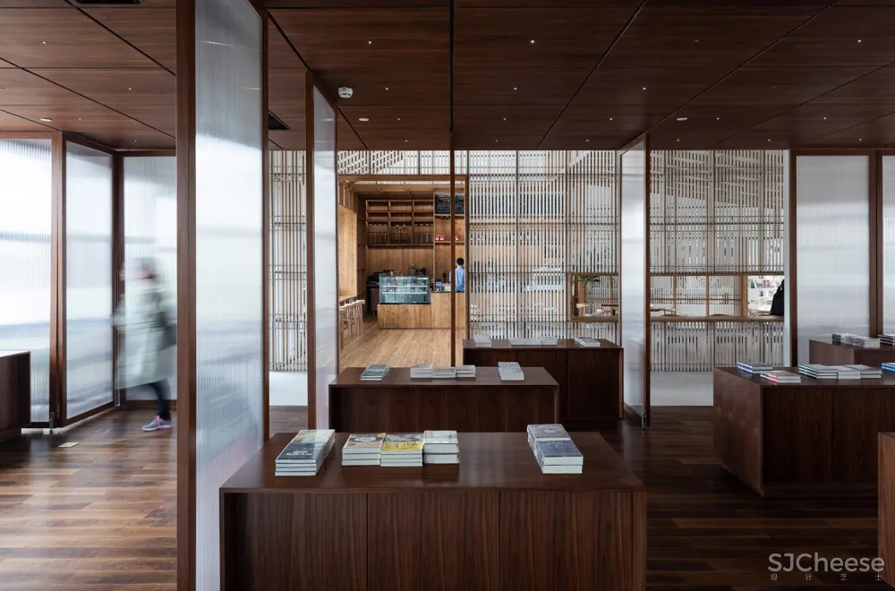 以“街巷”概念延续城市视角与空间体验,Page One 北京坊书店 直向建筑