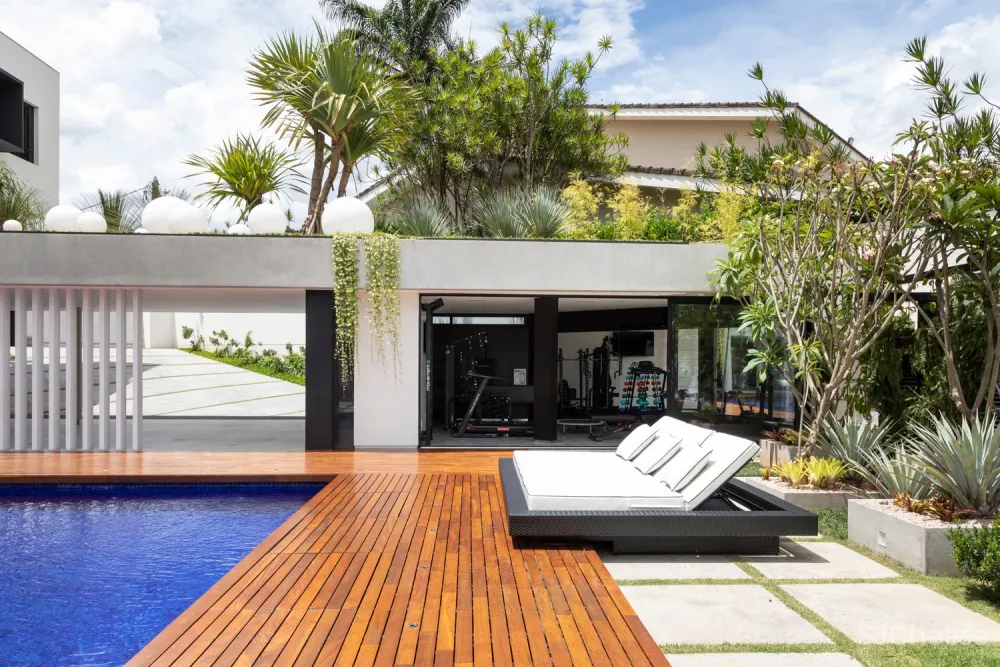 Estúdio Cláudio Resmini | 巴西湖畔三层别墅