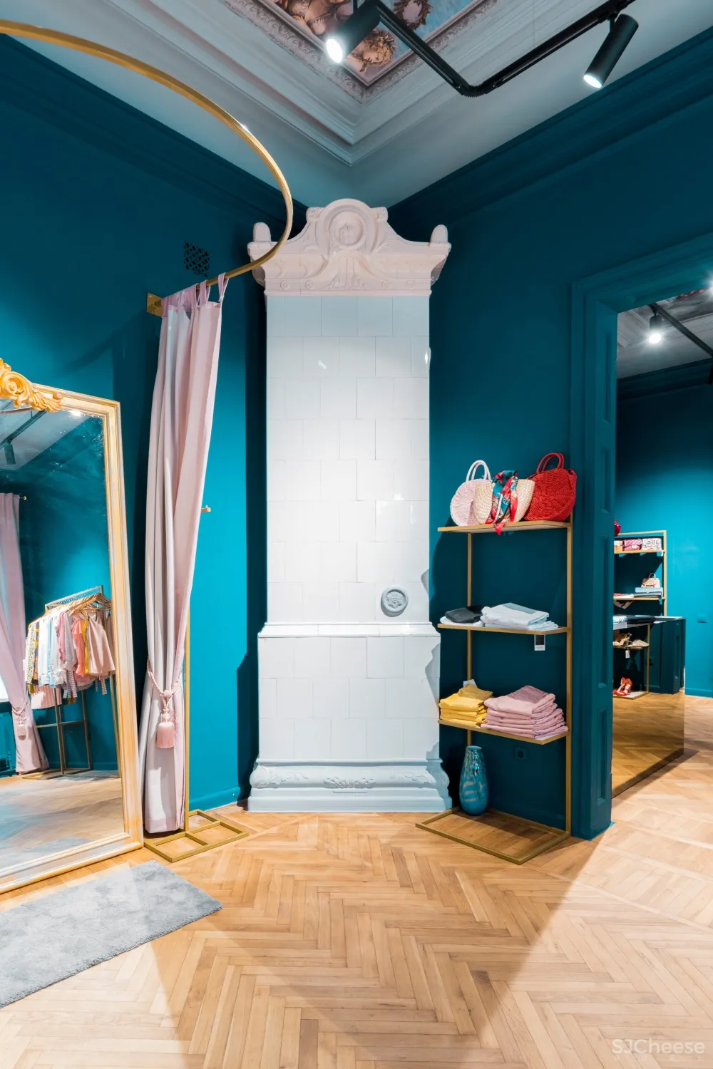 AB + Partners | 摩尔多瓦Flo品牌服装店