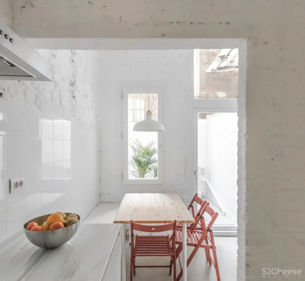 西班牙一间90平米纯白单层房屋改造