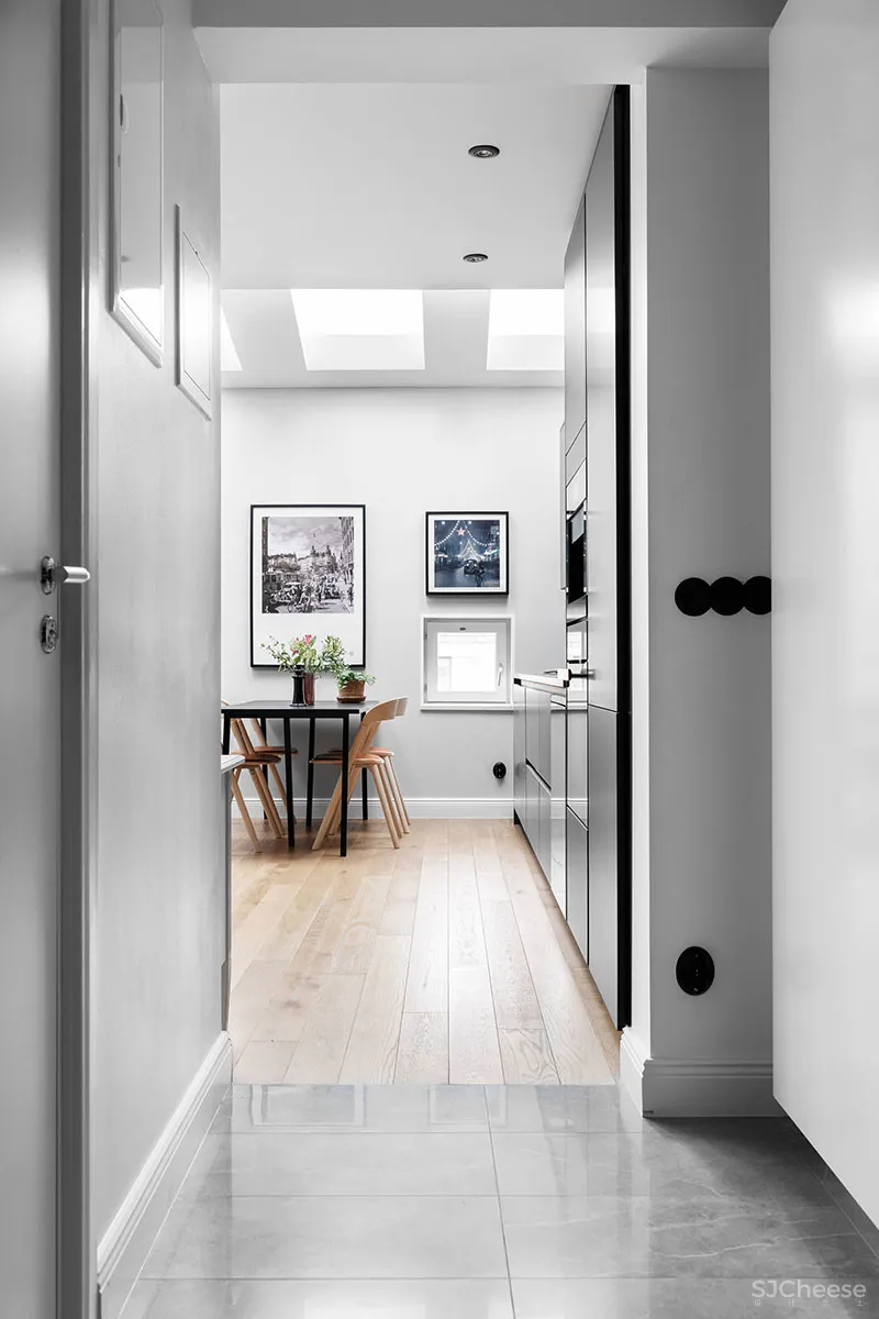 蓝色沙发和螺旋楼梯：斯德哥尔摩61㎡双层公寓