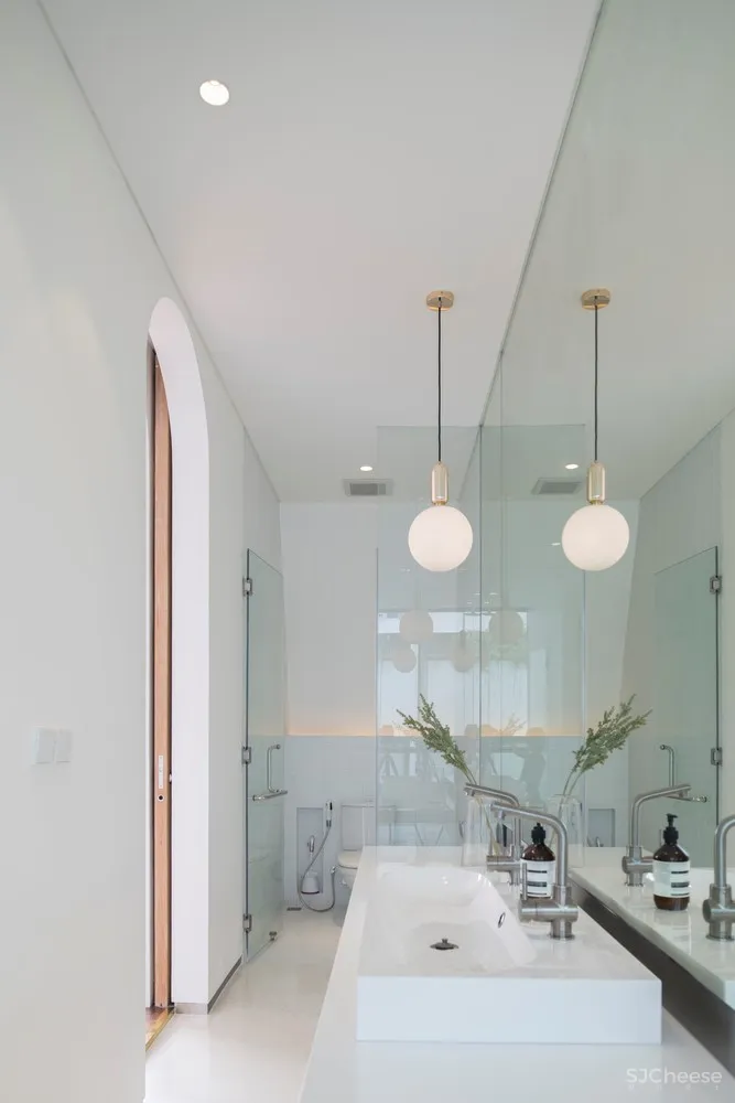 哈里曼住宅，内置庭院的纯白住宅／W Office