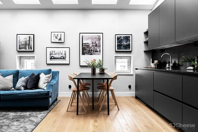 蓝色沙发和螺旋楼梯：斯德哥尔摩61㎡双层公寓