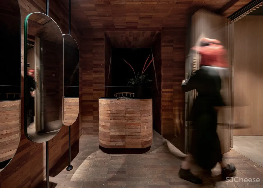 这4个主题餐厅丨天花板设计的太夸张了