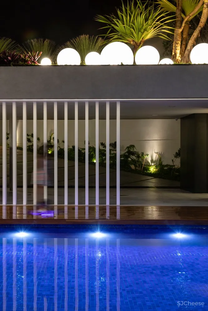 Estúdio Cláudio Resmini | 巴西湖畔三层别墅