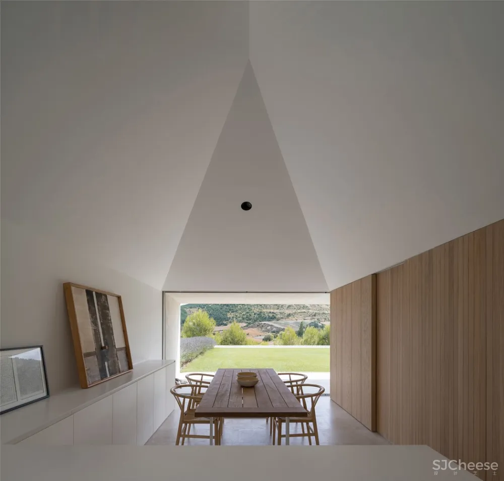 斜坡上的混凝土块 / Pereda Pérez Arquitectos