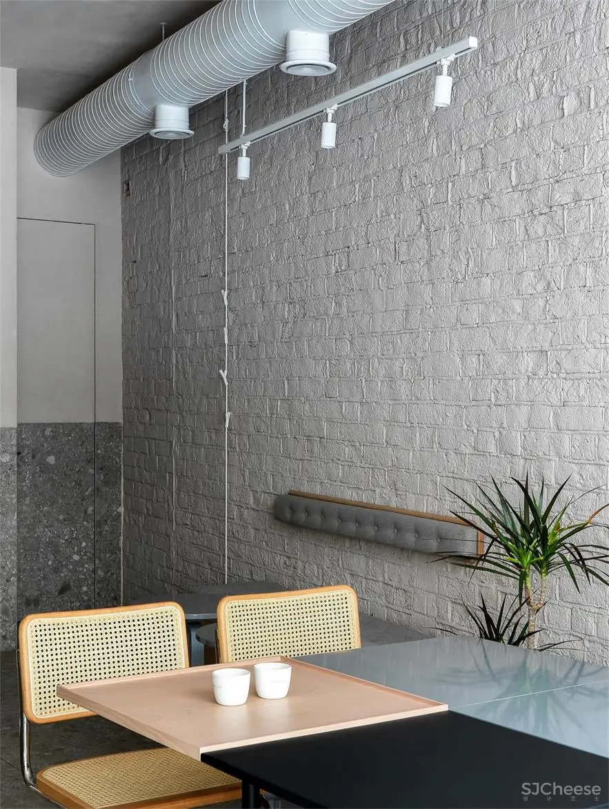 俄罗斯喀山一间58㎡极简主义咖啡馆