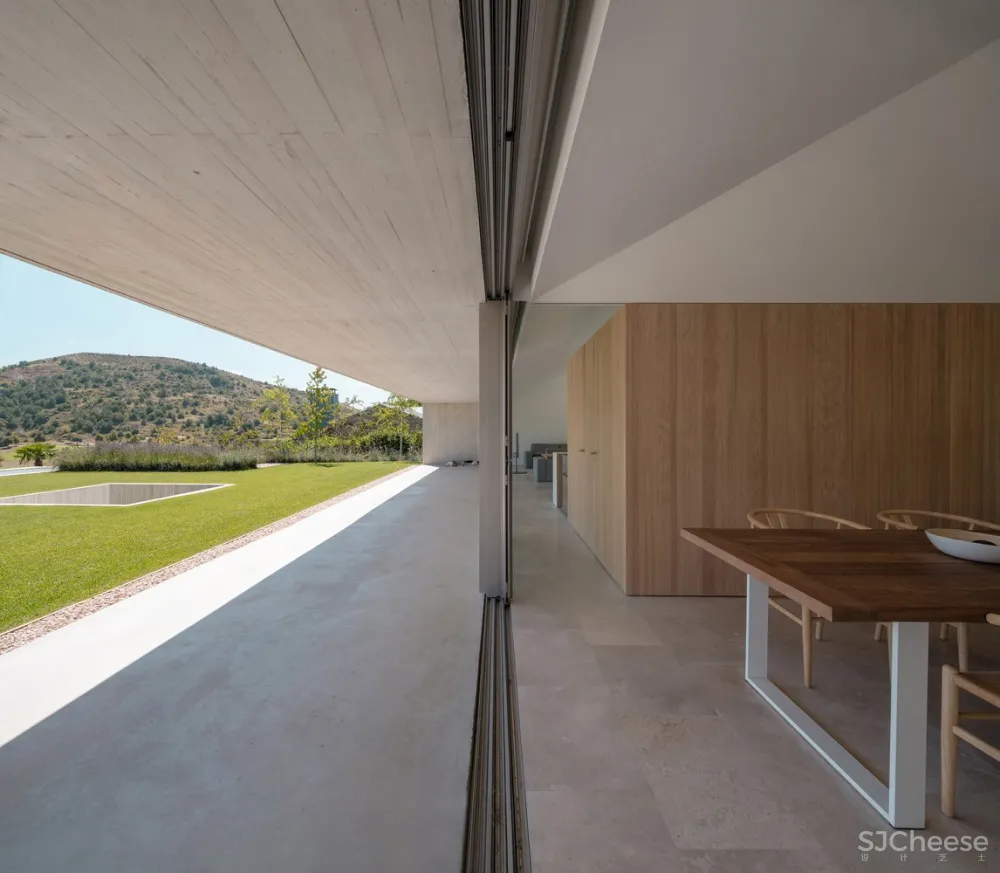 斜坡上的混凝土块 / Pereda Pérez Arquitectos