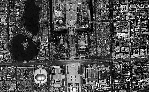 以“街巷”概念延续城市视角与空间体验,Page One 北京坊书店 直向建筑