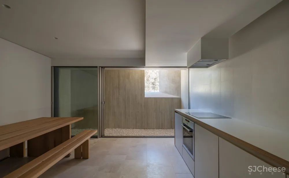 斜坡上的混凝土块 / Pereda Pérez Arquitectos