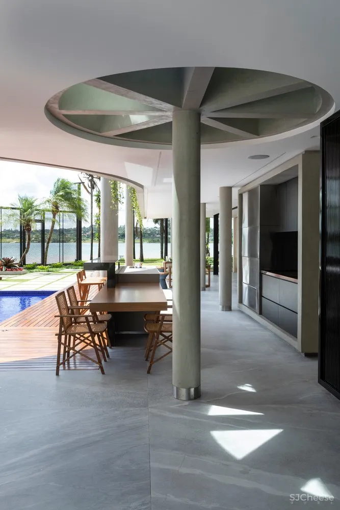 Estúdio Cláudio Resmini | 巴西湖畔三层别墅