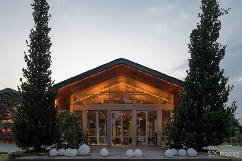 Kayu Kayu 餐厅,为木匠设计的木质食堂 / W Office