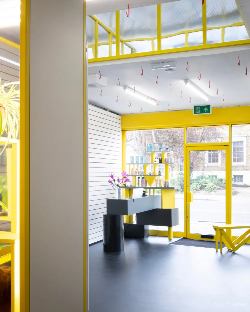 艺术品取代镜子，伦敦DKUK美发沙龙 Sam Jacob Studio