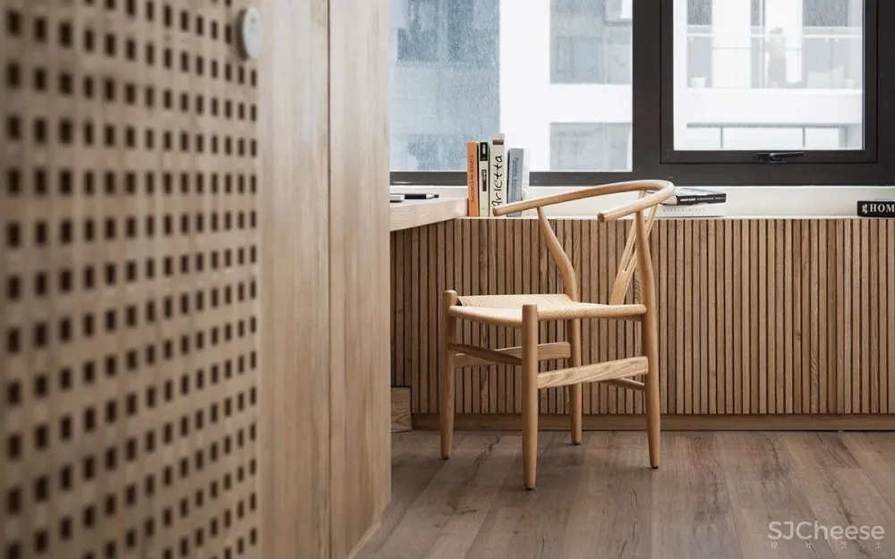 130㎡的住宅丨用 2.9 万块木头贴墙上