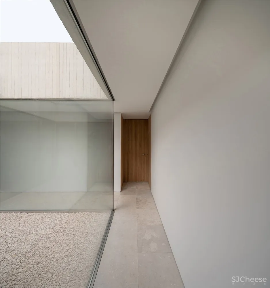 斜坡上的混凝土块 / Pereda Pérez Arquitectos