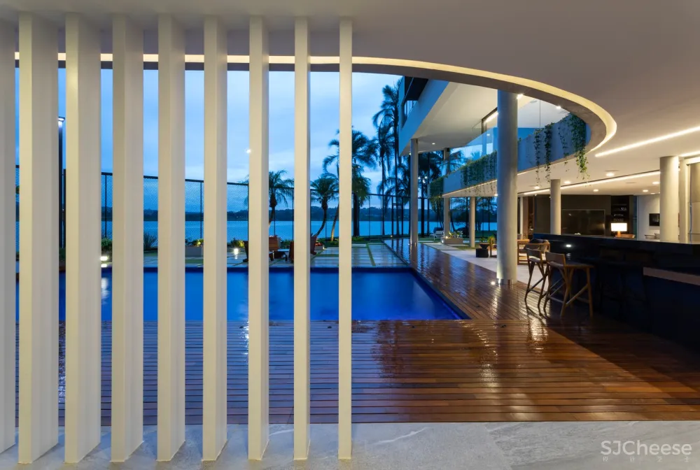 Estúdio Cláudio Resmini | 巴西湖畔三层别墅