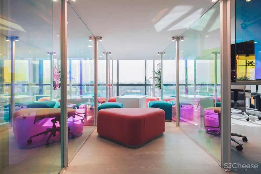 Mindvalley 总部,色彩斑斓的“光之殿”工作区 / IDEAWORKSHOP