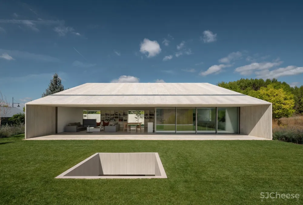 斜坡上的混凝土块 / Pereda Pérez Arquitectos