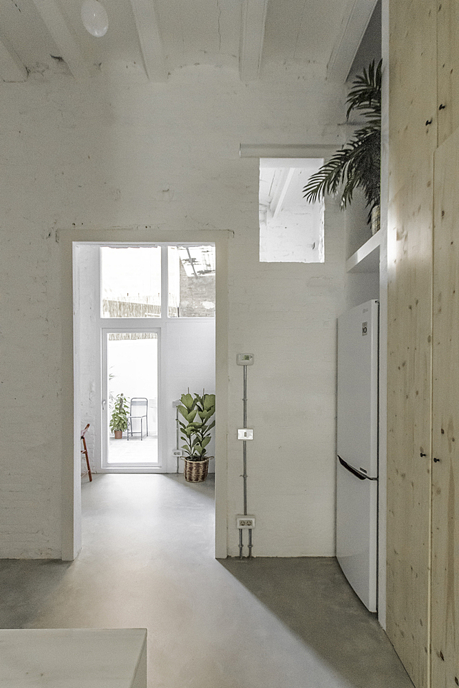 西班牙一间90平米纯白单层房屋改造