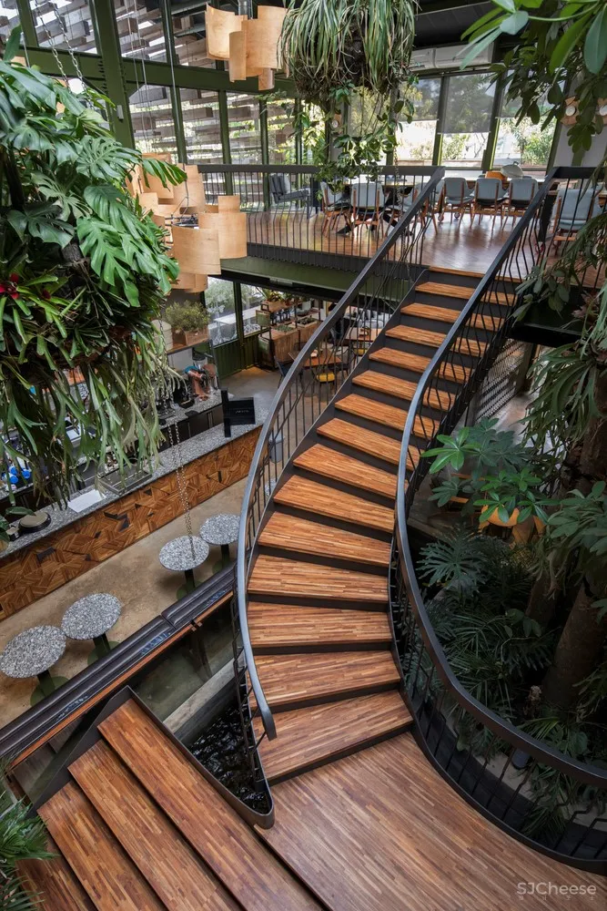 Kayu Kayu 餐厅,为木匠设计的木质食堂 / W Office