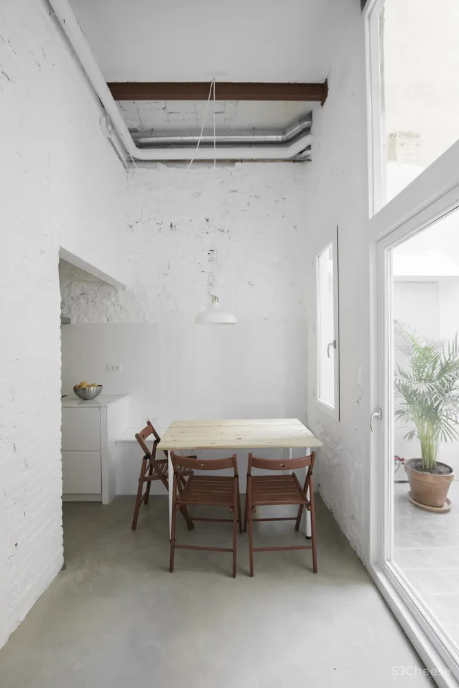 西班牙一间90平米纯白单层房屋改造