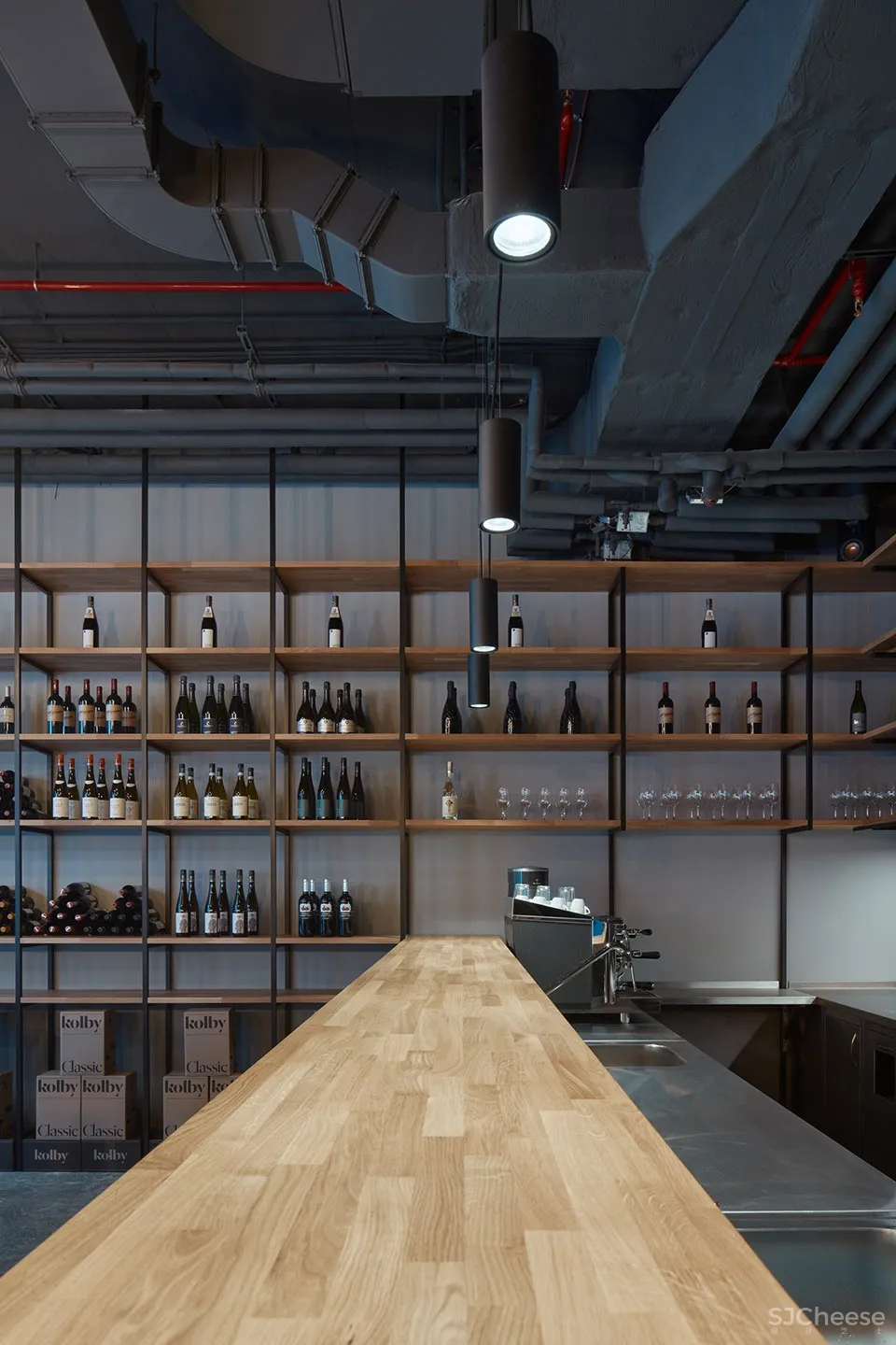 连续的酒架塑造葡萄酒的舞台,布拉格Kolby红酒酒吧 CMC Architects