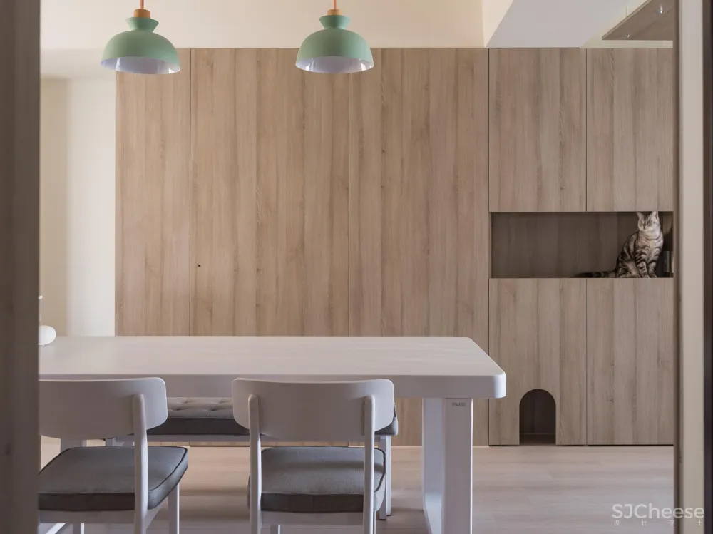 毛小孩玩耍的温馨小宅 灰色大门设计工作室