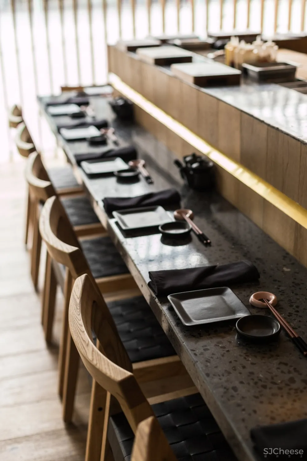 Michan Architecture在墨西哥城的Oku餐厅上方创造了“洞穴式”天花板