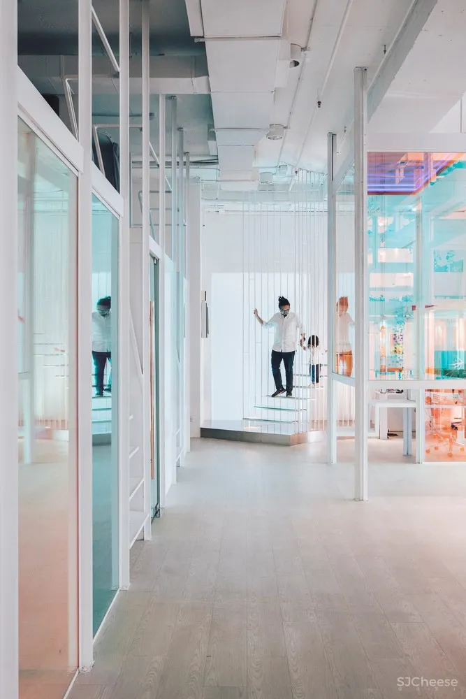 Mindvalley 总部,色彩斑斓的“光之殿”工作区 / IDEAWORKSHOP