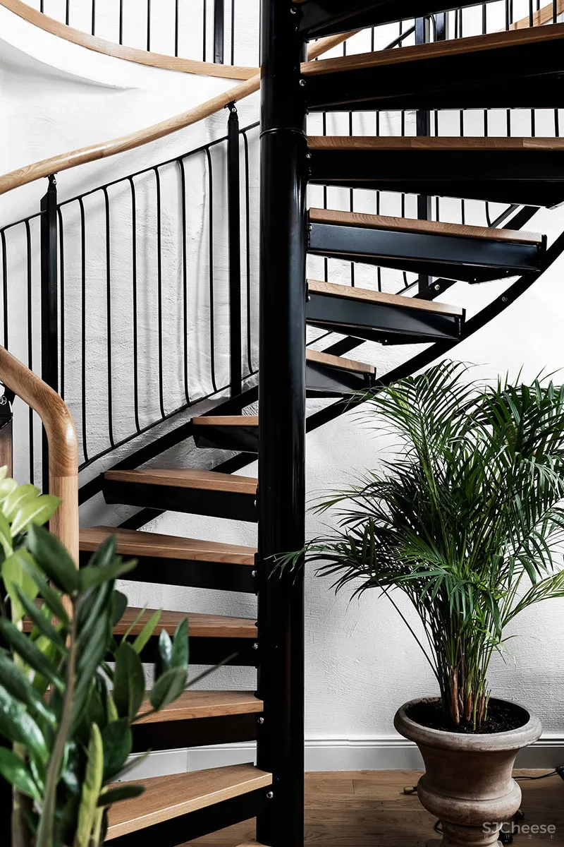 蓝色沙发和螺旋楼梯：斯德哥尔摩61㎡双层公寓