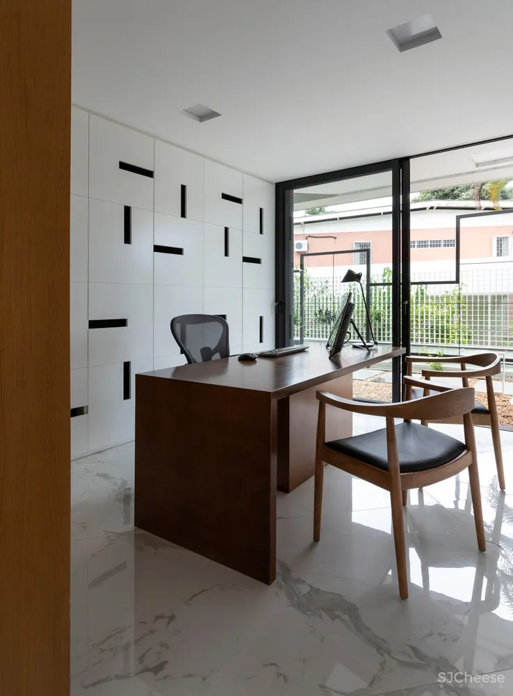 Estúdio Cláudio Resmini | 巴西湖畔三层别墅