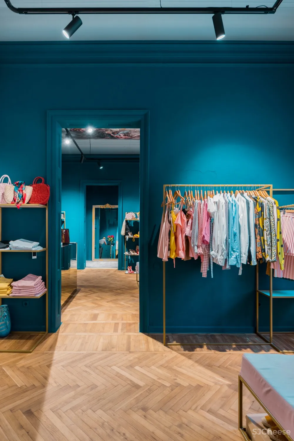 AB + Partners | 摩尔多瓦Flo品牌服装店