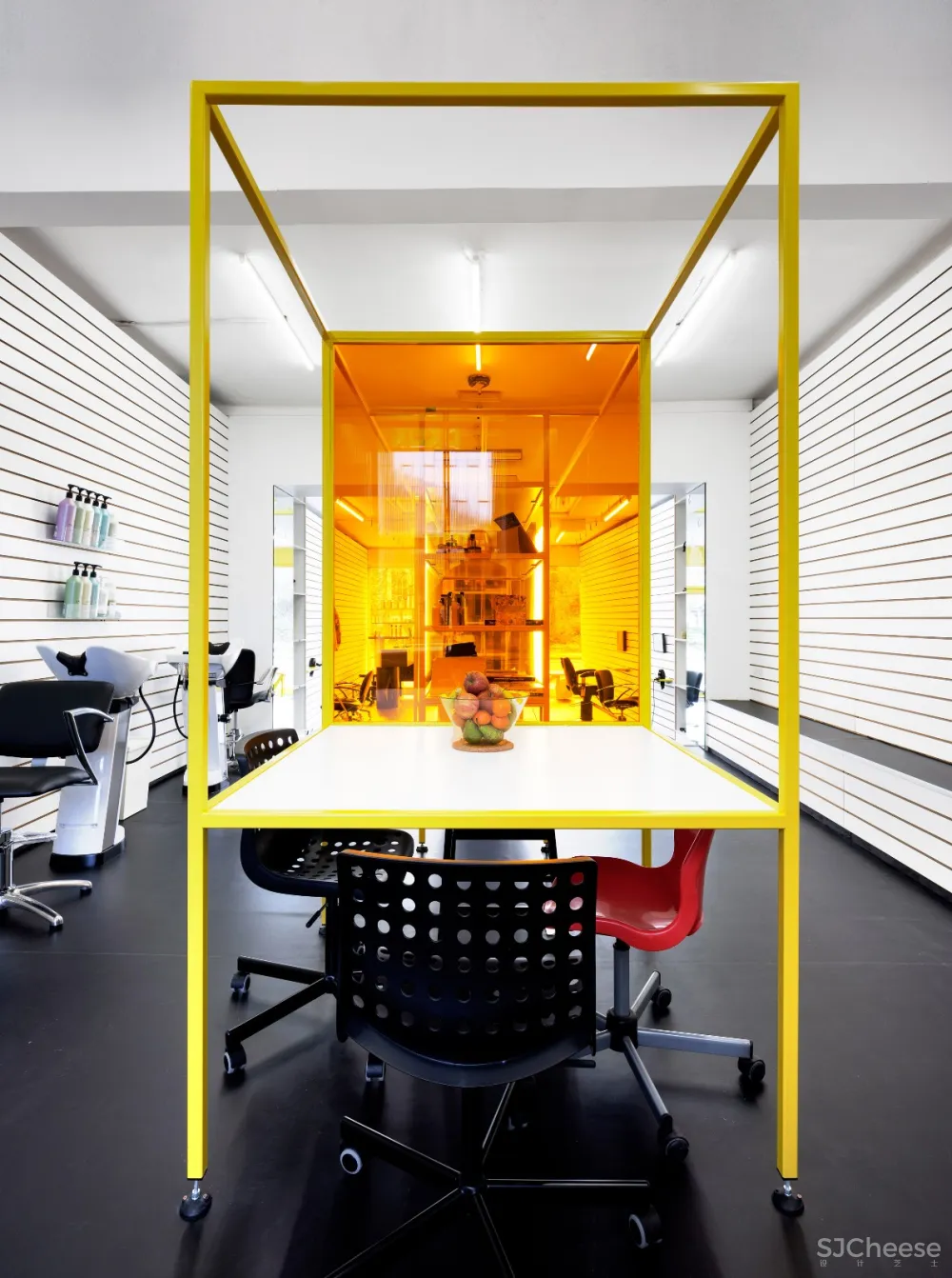 艺术品取代镜子，伦敦DKUK美发沙龙 Sam Jacob Studio