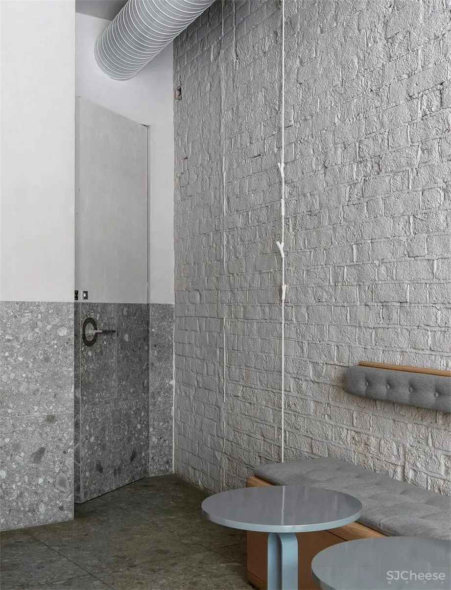 俄罗斯喀山一间58㎡极简主义咖啡馆