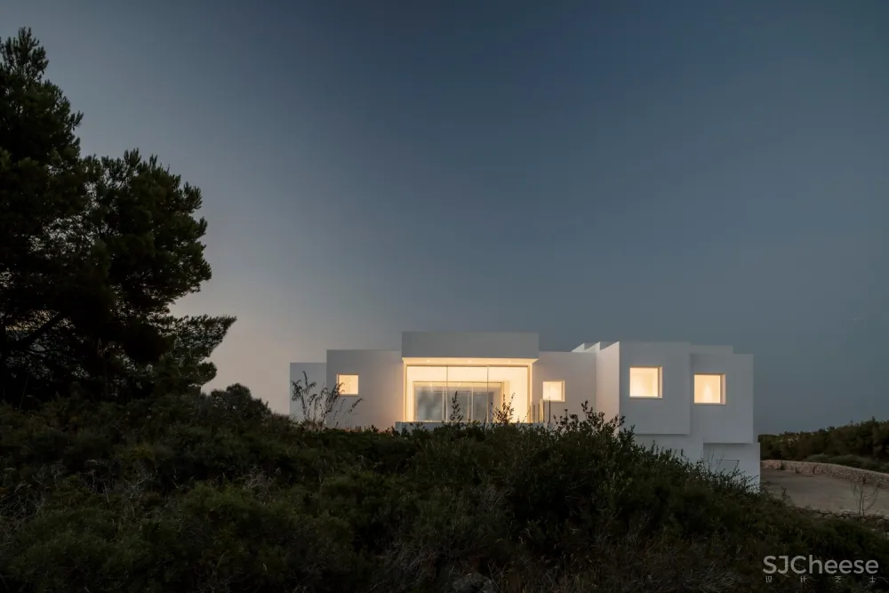 西班牙海滨，打造纯白的T 台别墅 / NOMO STUDIO
