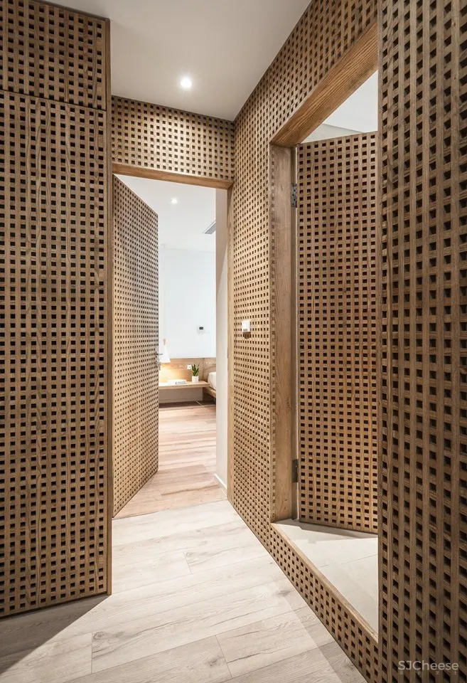 130㎡的住宅丨用 2.9 万块木头贴墙上