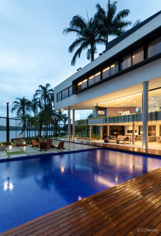 Estúdio Cláudio Resmini | 巴西湖畔三层别墅