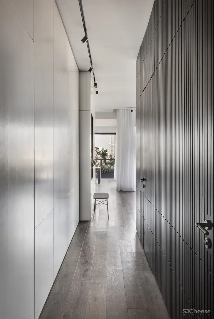 现代质感公寓丨哑光黑的背景墙太有线条感