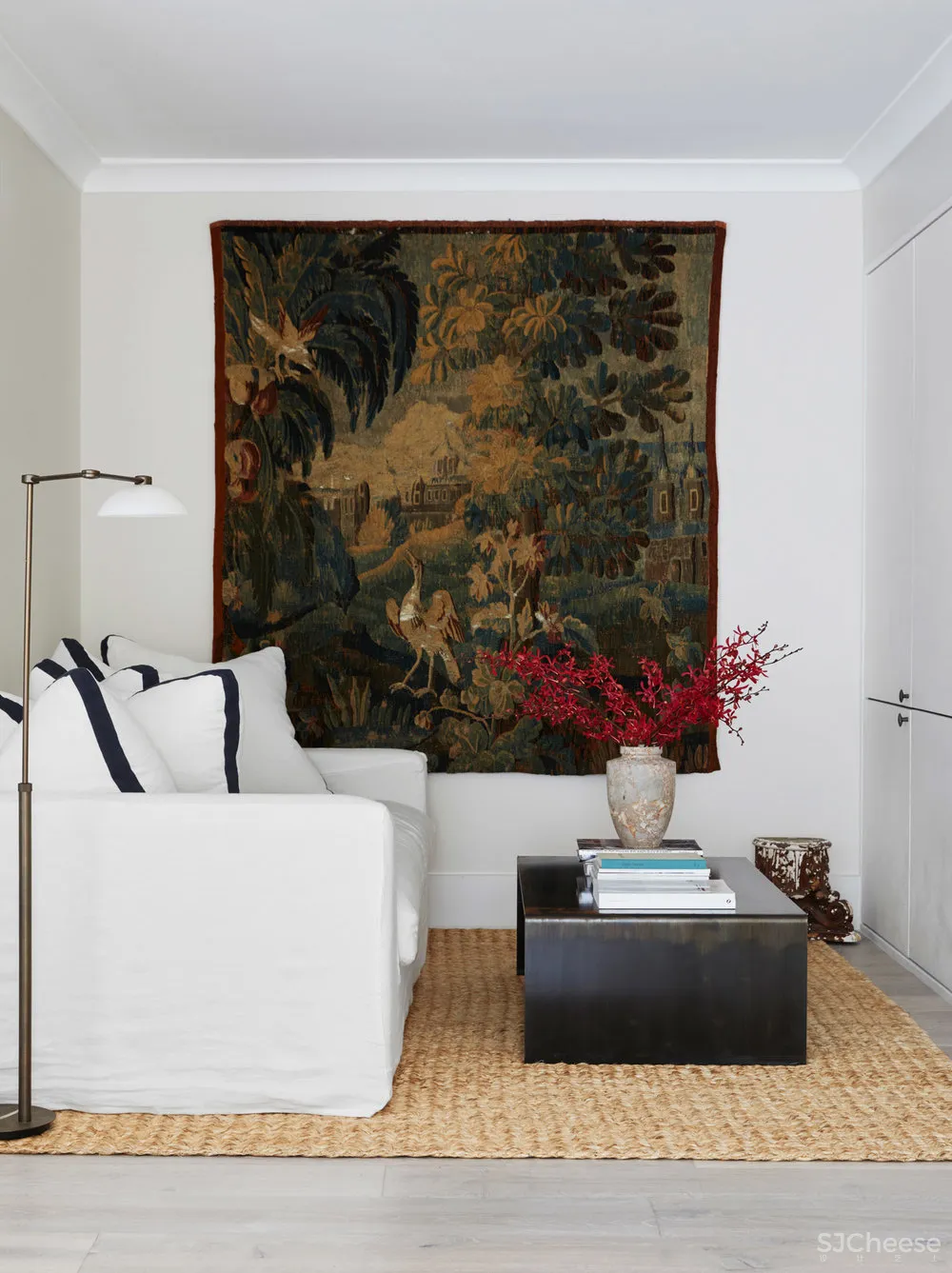 Phoebe Nicol | 精致现代风外壳下的欧洲经典