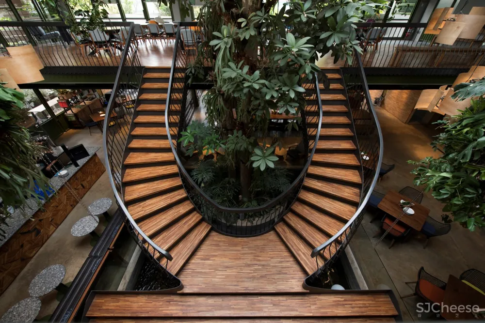 Kayu Kayu 餐厅,为木匠设计的木质食堂 / W Office