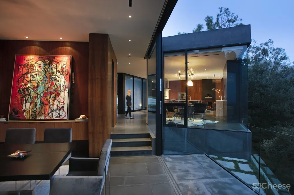 被130棵活了250年古橡树包围的现代住宅丨每天关门窗花40分钟