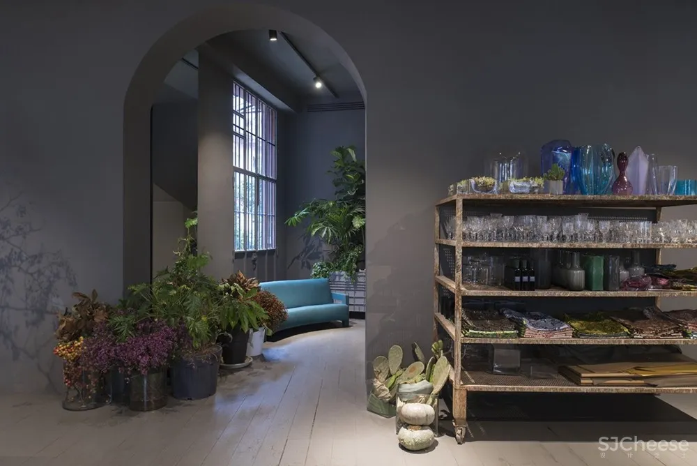 吃饭、喝酒还能听音乐,这家极简风花店难怪这么火! Storage Associati