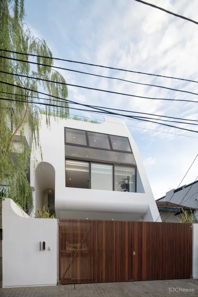 哈里曼住宅，内置庭院的纯白住宅／W Office