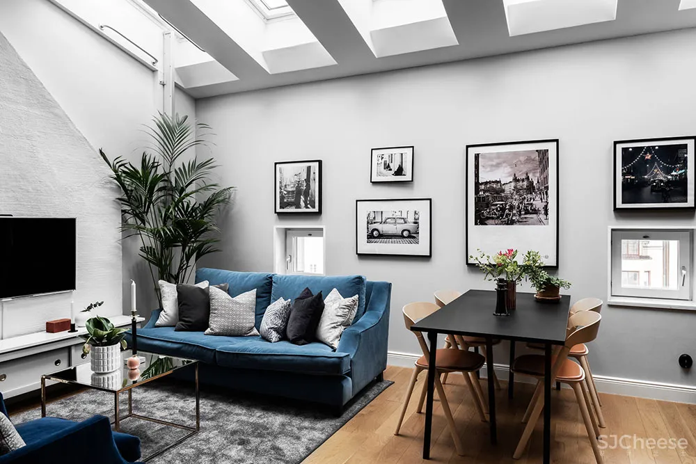 蓝色沙发和螺旋楼梯：斯德哥尔摩61㎡双层公寓